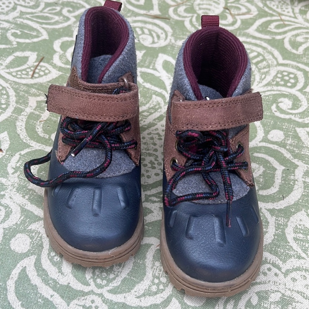 Caters Duck Boots Size 6 toddler